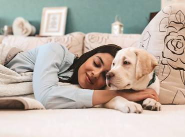 Βοηθά ο σκύλος τις γυναίκες να κοιμούνται καλύτερα -Woofland